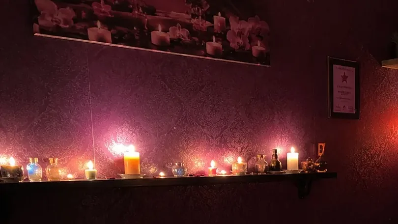 Masaj odasındaki mum rafı — Lila Spa, Şişli misafirlerine hizmet veren salon
